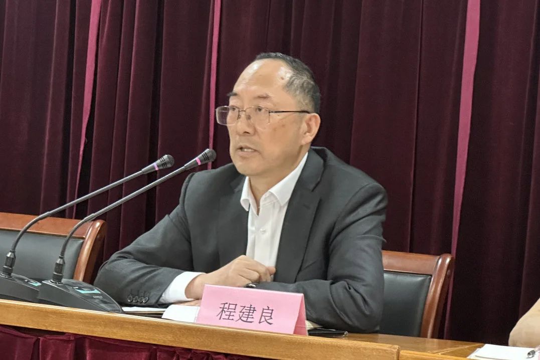 Changshu Polyester celebró una reunión para cuadros de nivel medio, personal de ingeniería y técnico, y personal de marketing