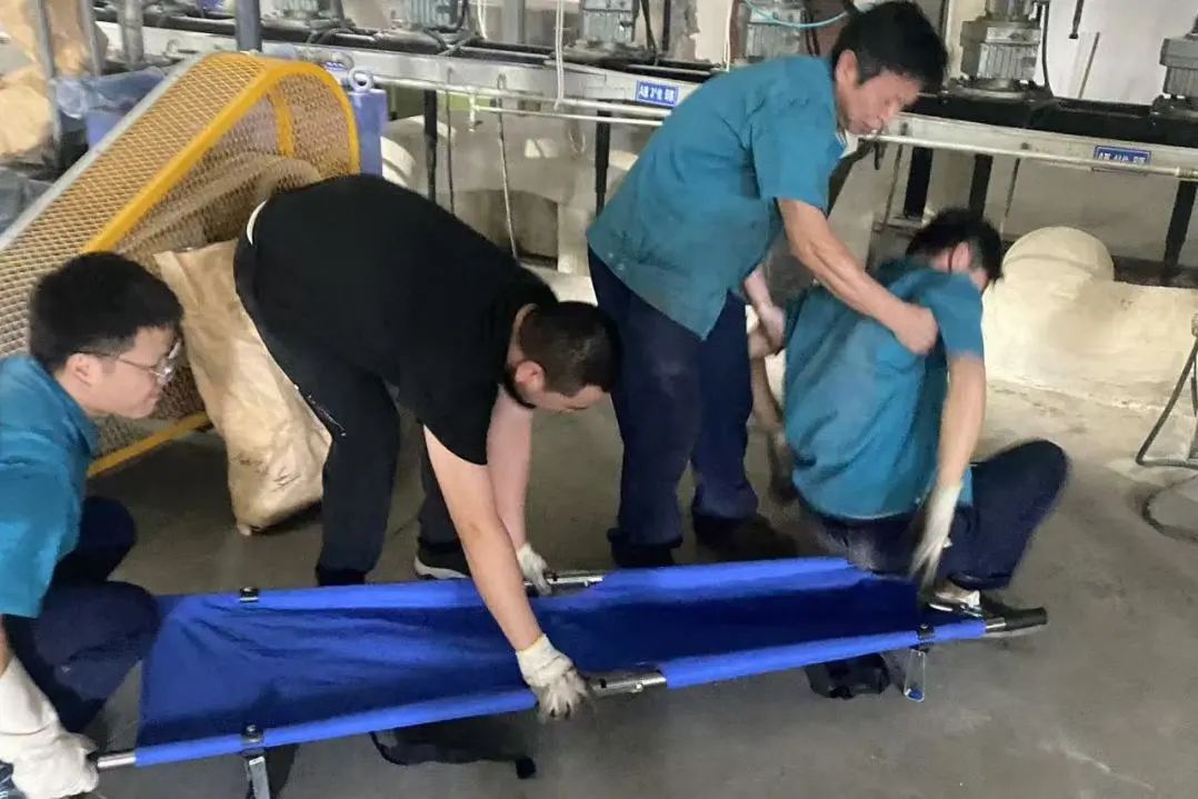 Poliéster de Changshu realiza simulacro de rescate de emergencia por insolación causada por altas temperaturas