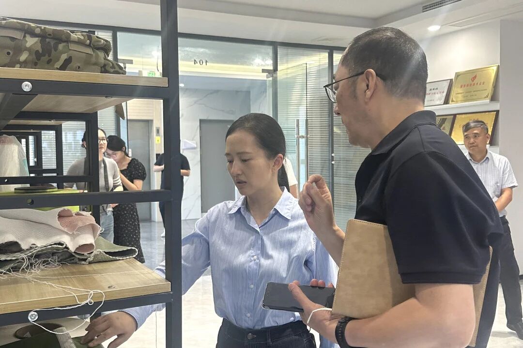 Zhou Xiao, miembro del Comité Permanente del Comité Municipal del Partido, Ministro del Departamento de Propaganda y Ministro del Departamento de Trabajo del Frente Unido, visitó Changshu Polyester para realizar investigaciones.