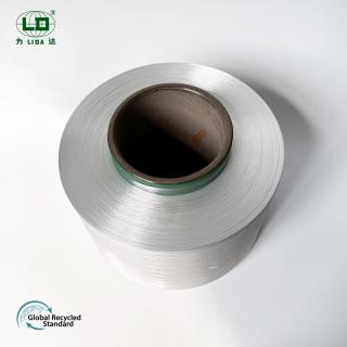 ¿Cómo logra el hilo reciclado una reducción del 70% en las emisiones de carbono?